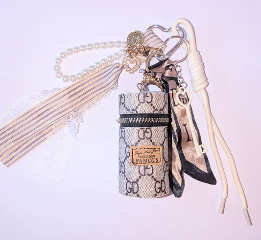 Taschenbaumler mit großer hellgrauer Runden Tasche und vielen weiteren Details