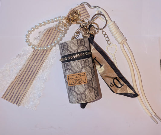 Taschenbaumler mit großer grauer Runden Tasche und vielen weiteren Details