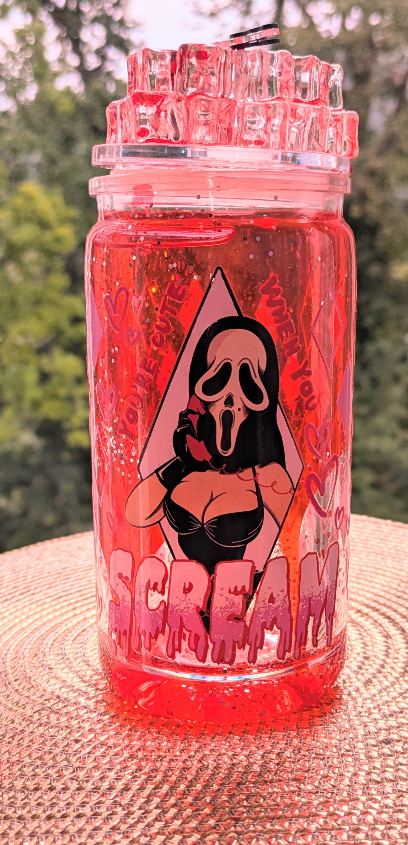 Fanart Scream Lavabecher mit Blutigem Messer auf Eiswürfel Deckel