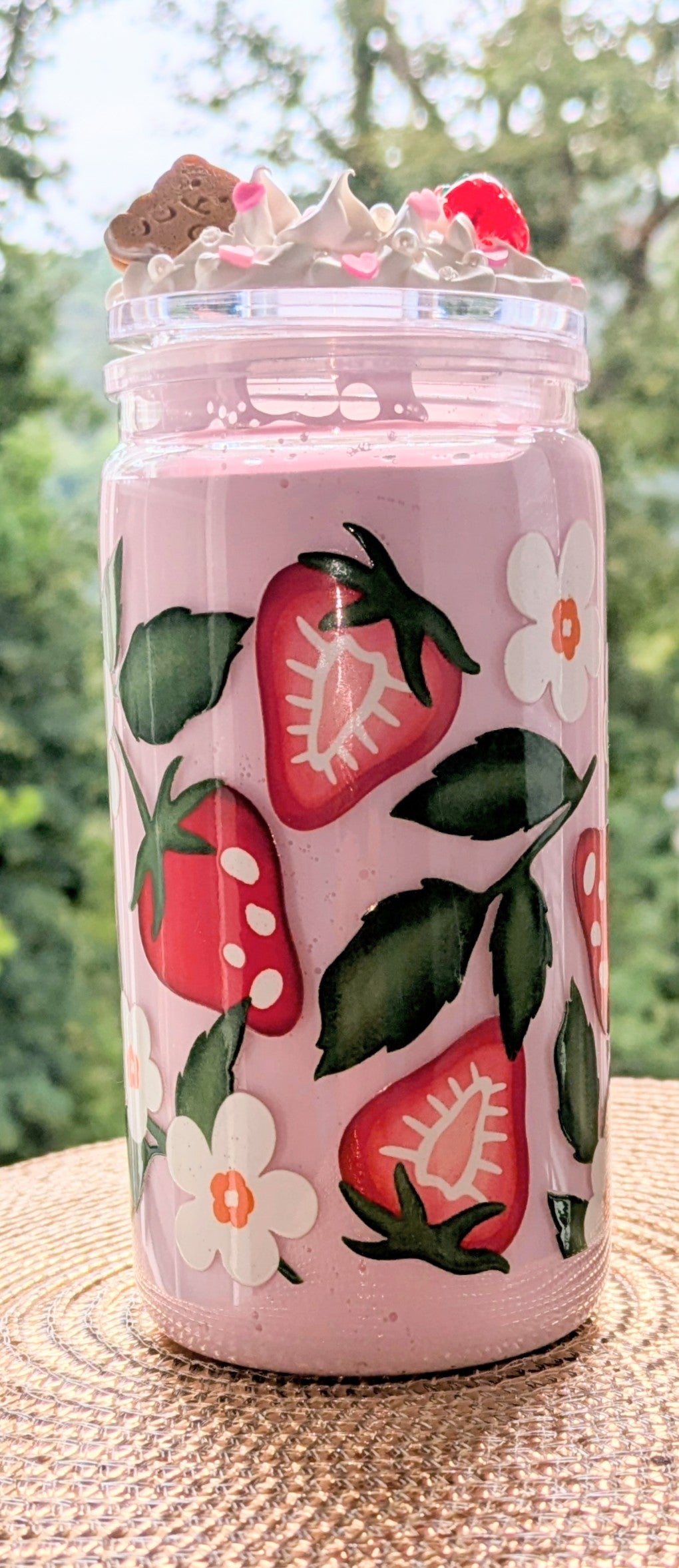 Erdbeermilch Becher mit Sahnehäubchen -Deckel Erdbeer