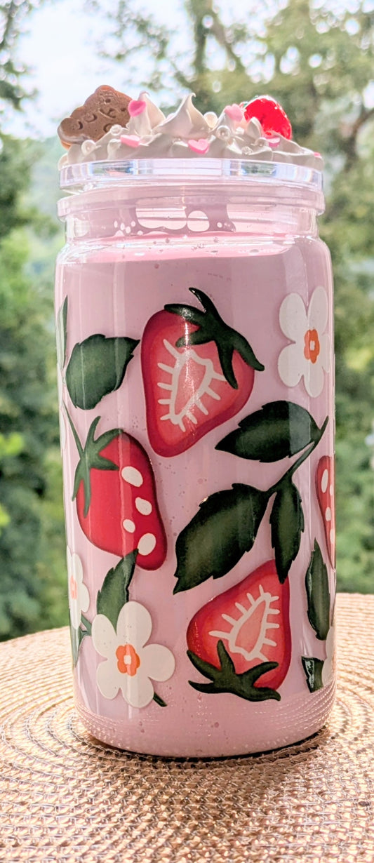 Erdbeermilch Becher mit Sahnehäubchen -Deckel Erdbeer