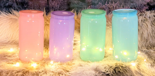 Trinkbecher in 4 verschiedenen Farben aus Plastik mit Deckel Trinkröhrchen + Sticker nach Wahl