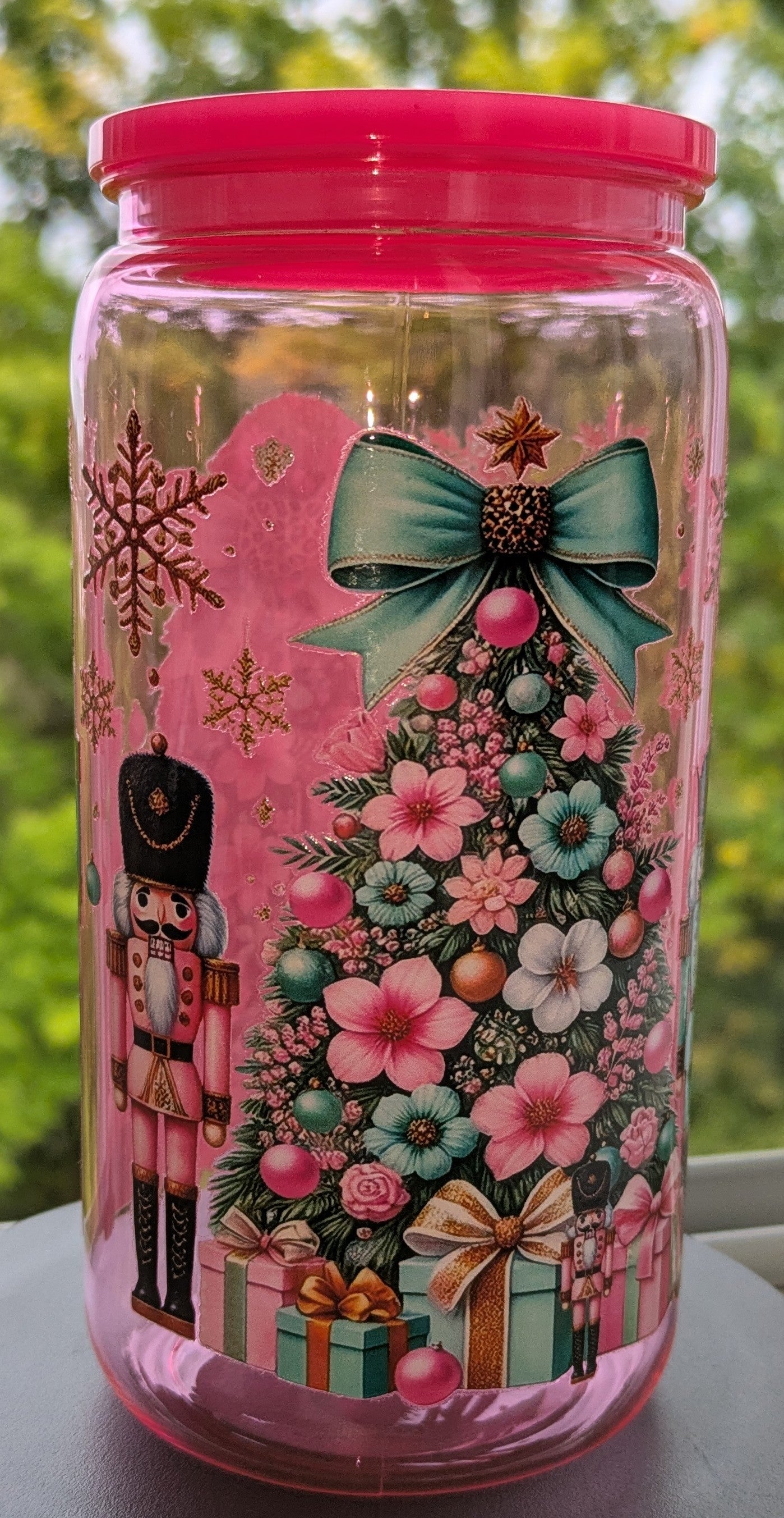 Weihnachtlicher Trinkbecher Weihnachtsbaum und Nussknacker in Pink Petrol gehalten