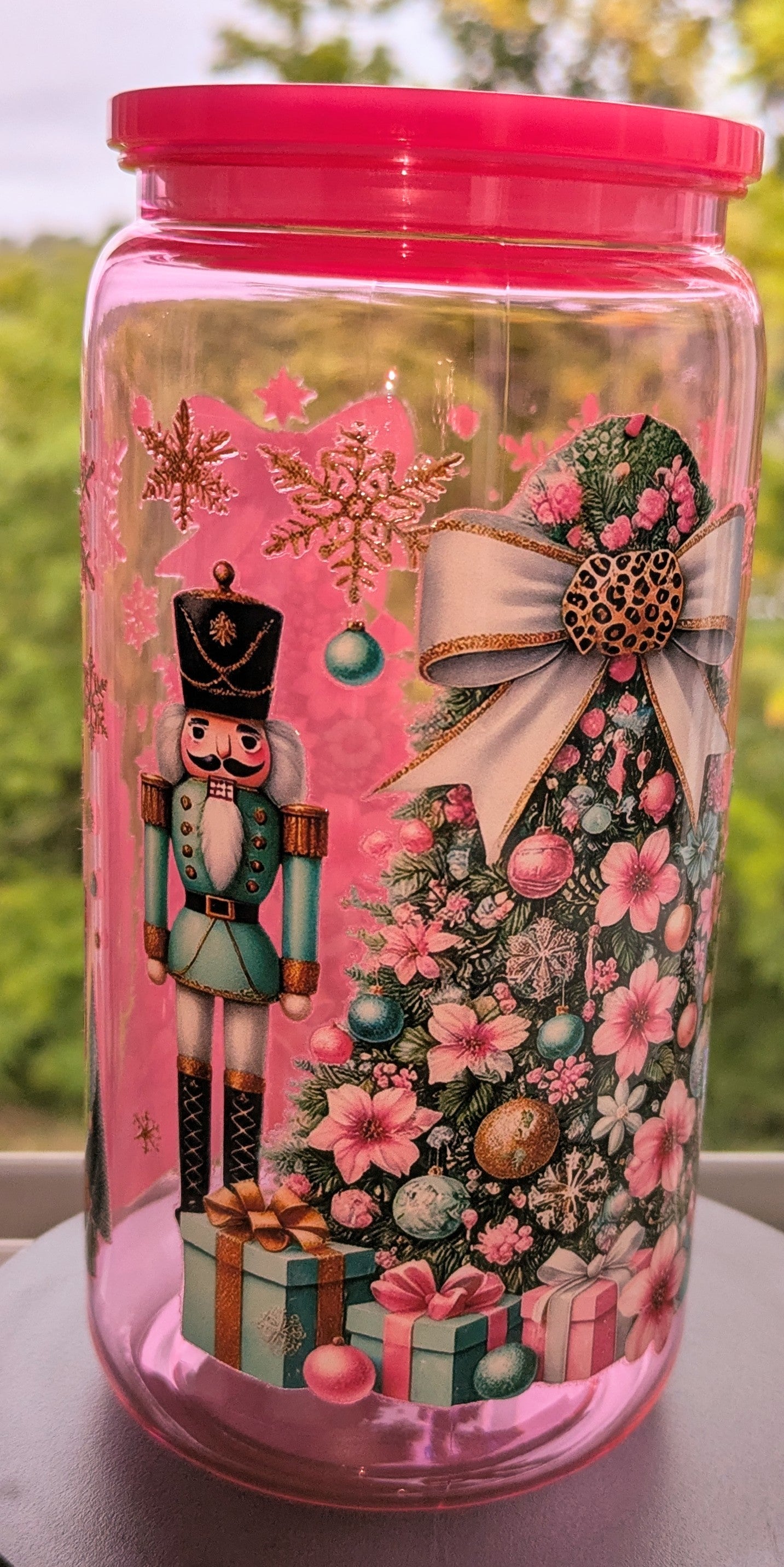 Weihnachtlicher Trinkbecher Weihnachtsbaum und Nussknacker in Pink Petrol gehalten