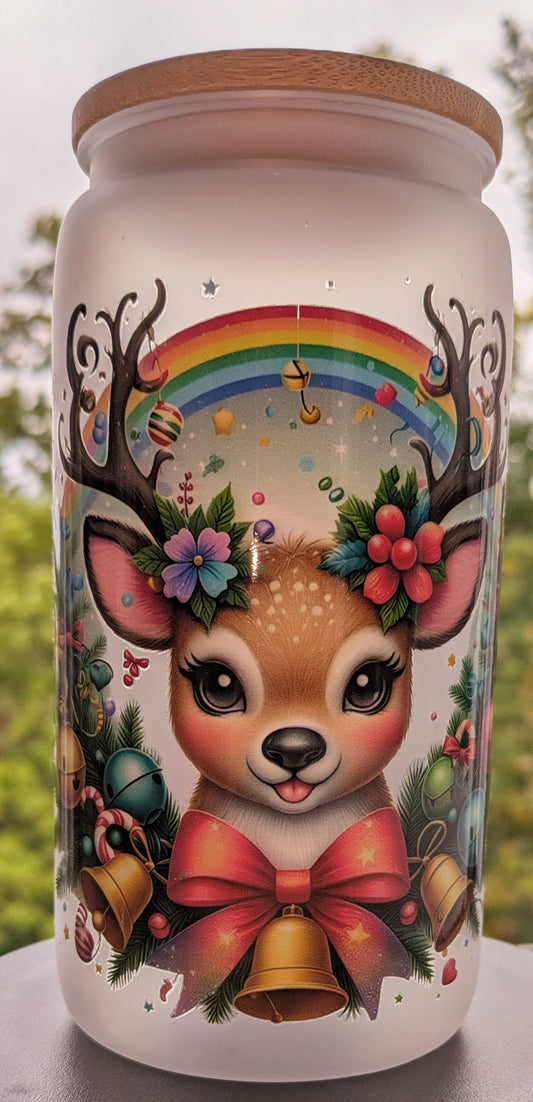 Weihnachtlicher Trinkbecher Reh Glocken Schleifen Gesteck Kugeln Regenbogen