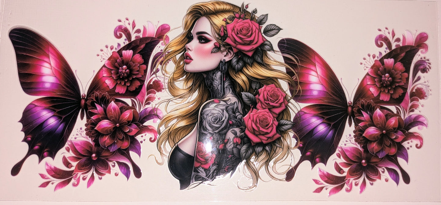 16 Oz Tattoogirl pink mit Rose mit Schmetterlingen CS000084