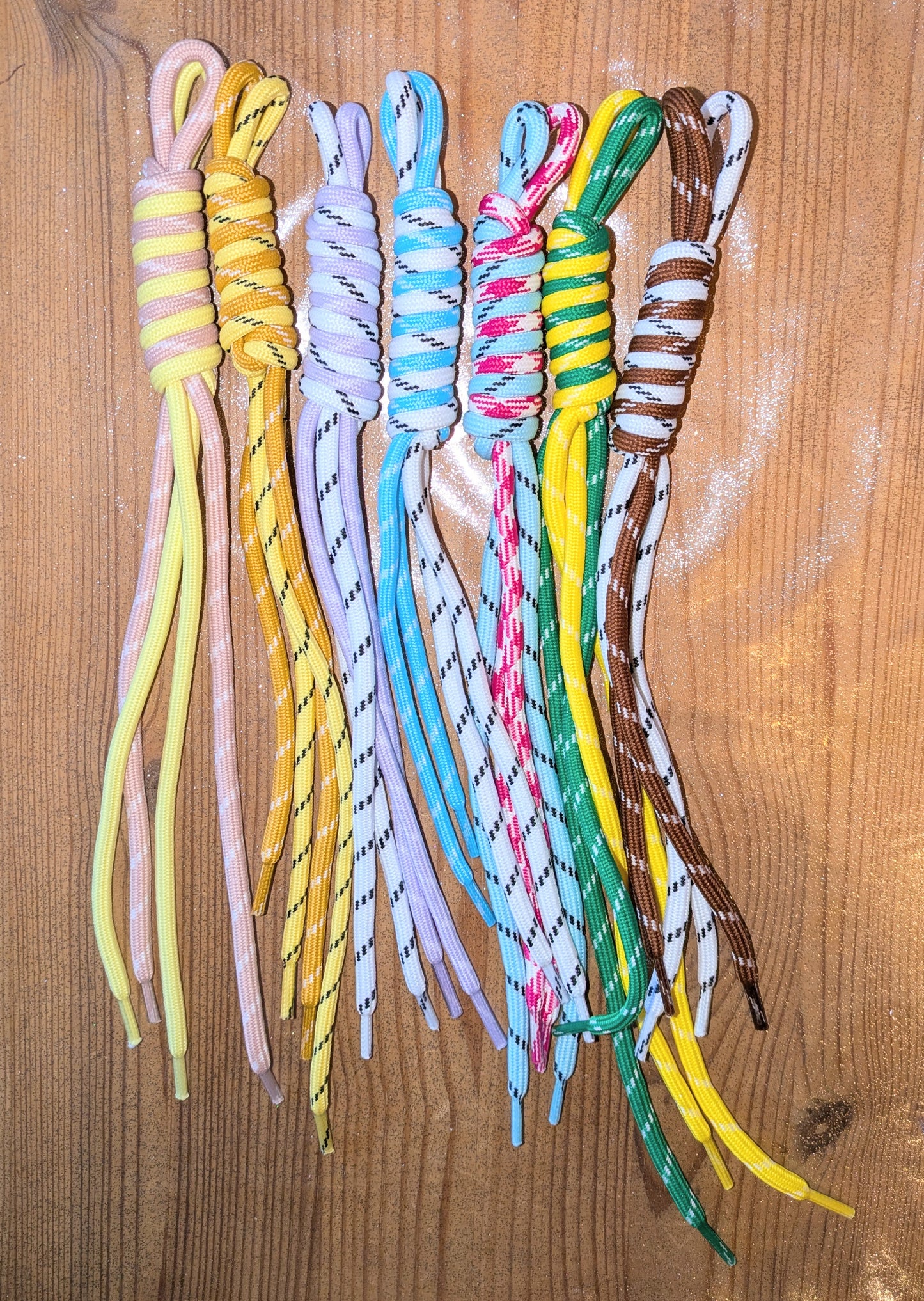 Bänder Makramee Doppellagig verschiedene Farben gestriffelt zum einfachen Gestalten von Schlüsselanhängern